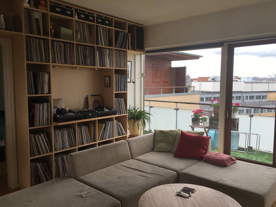 Livingroom with door to the balcony and view over Bellahøj and sunsets