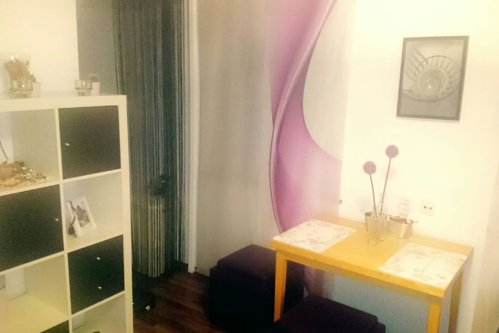 Das Wohnzimmer lädt durch den Esstisch u dem Sofa zum gemütlichen Beisammensein u gemeinsamen Dinieren ein