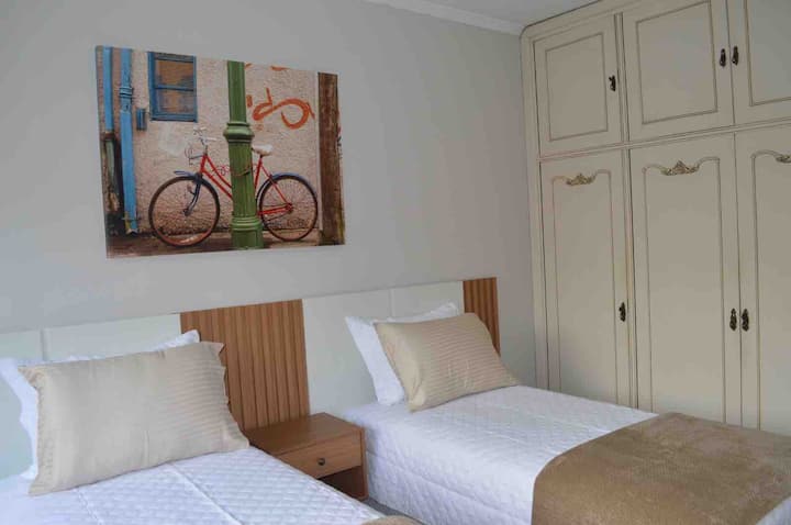 Ნომერი 2 ერთადგილიანი საწოლით 1 დამხმარე ოთახით.