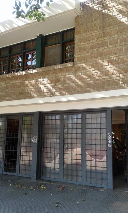 eL ACCESO A LA CASA UBICADA ATRAS Y EN PLANTA ALTA FRONTAL INDEPENDIENTE EL DEPTO