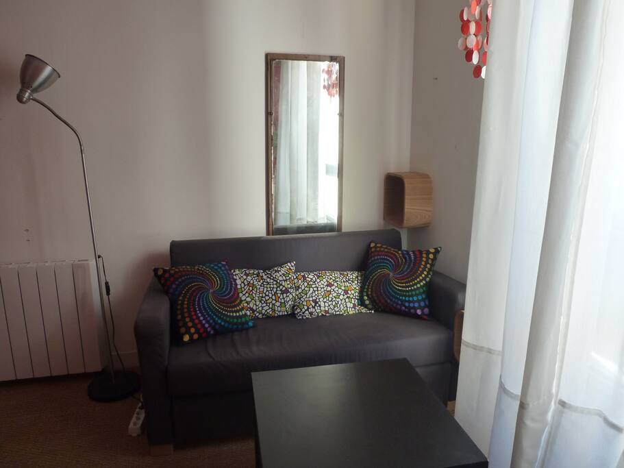 petit espace salon dans la chambre