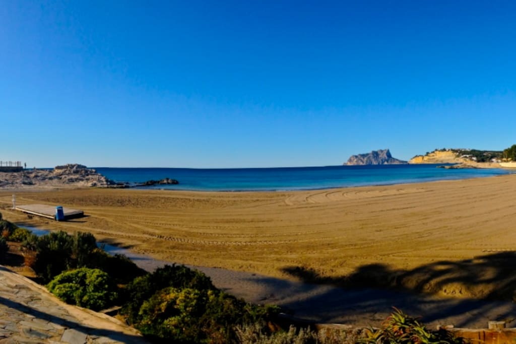 VISTAS DEL PEÑÓN DE IFACH DESDE LA PLAYA DE LA AMPOLLA, A UNOS 350M DE LA CASA
