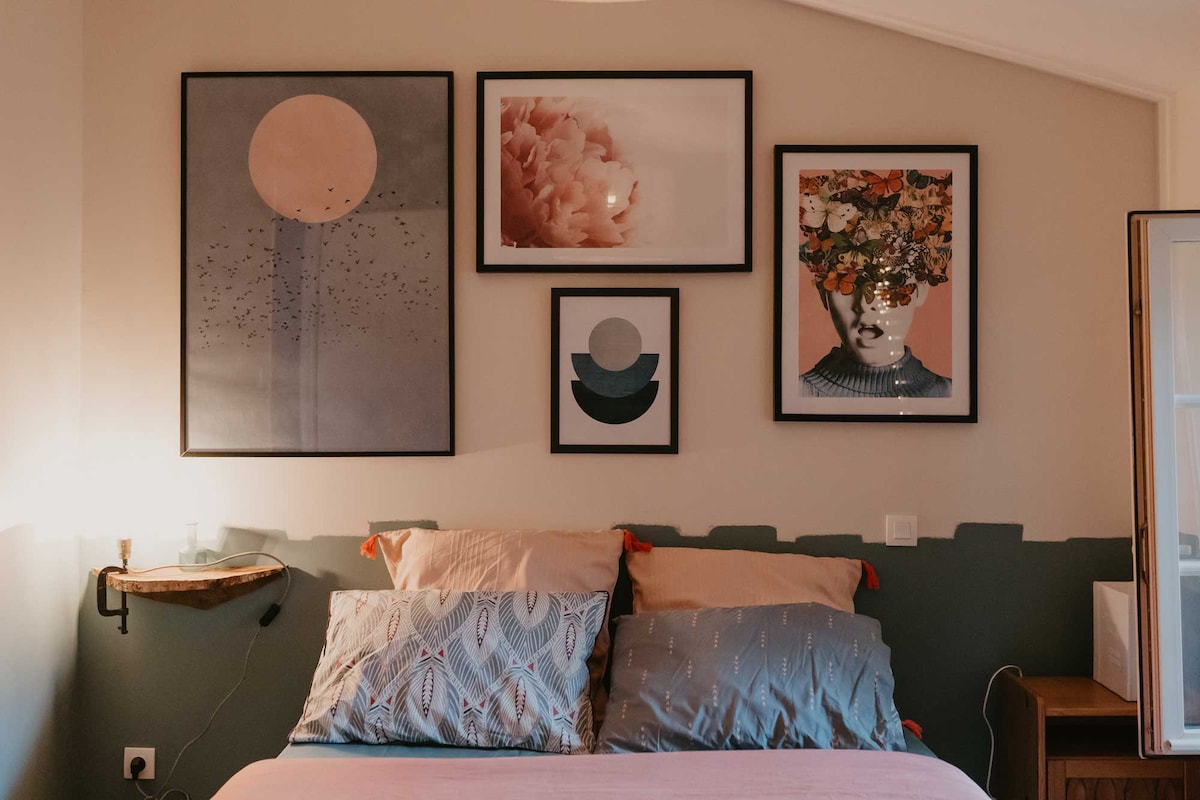 Opposite, this is the Jungle, a cocoon felted in green and rosé tones.