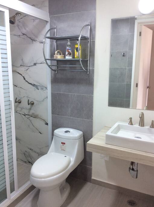 Baño con secadora y servicios básicos.
