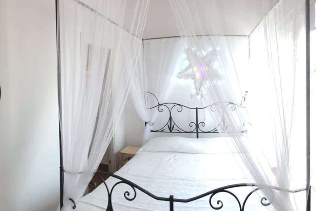 camera da letto matrimoniale / Bedroom with kingside bed