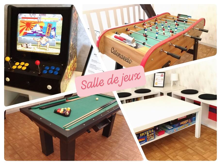 Une grande salle de jeux pour les enfants et les grands : jeux de société, baby-foot , billard et borne d'arcade