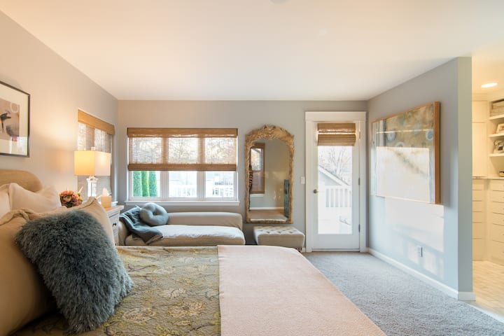  سرير نوم بحجم كينغز. نزهة لطيفة في فناء خاص خارج غرفة النوم الرئيسية.