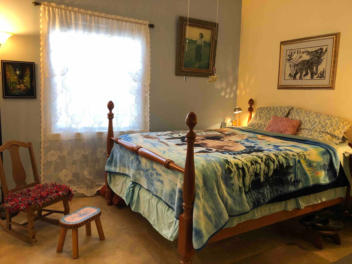 Toto je vaša izba, má útulnú menšiu manželskú posteľ, hojdačku a stoličku, písací stôl so stoličkou a veľa miesta na knihy/police na prácu a osobné veci. Máte vlastnú kúpeľňu a obrovskú skriňu so zrkadlovými dverami.