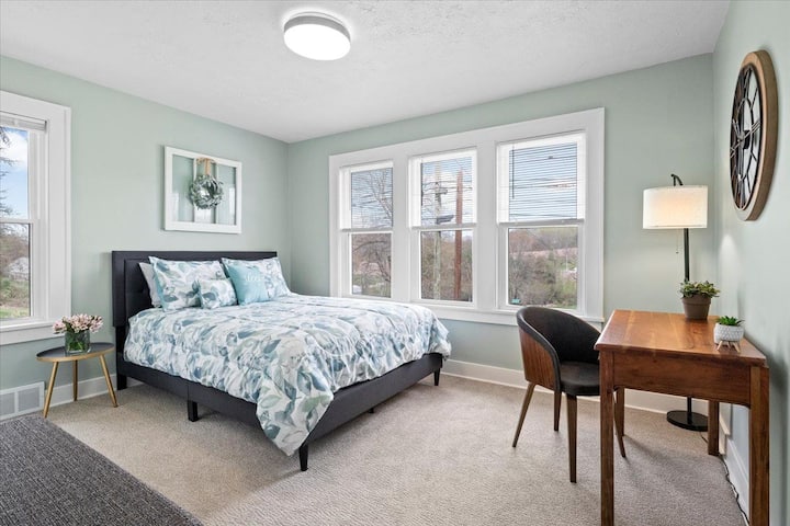 卧室位于主楼层，设有专用工作空间，阳光充足！