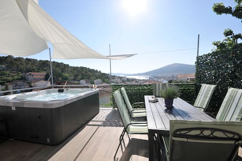 Luxury apartment with private jacuzzi/