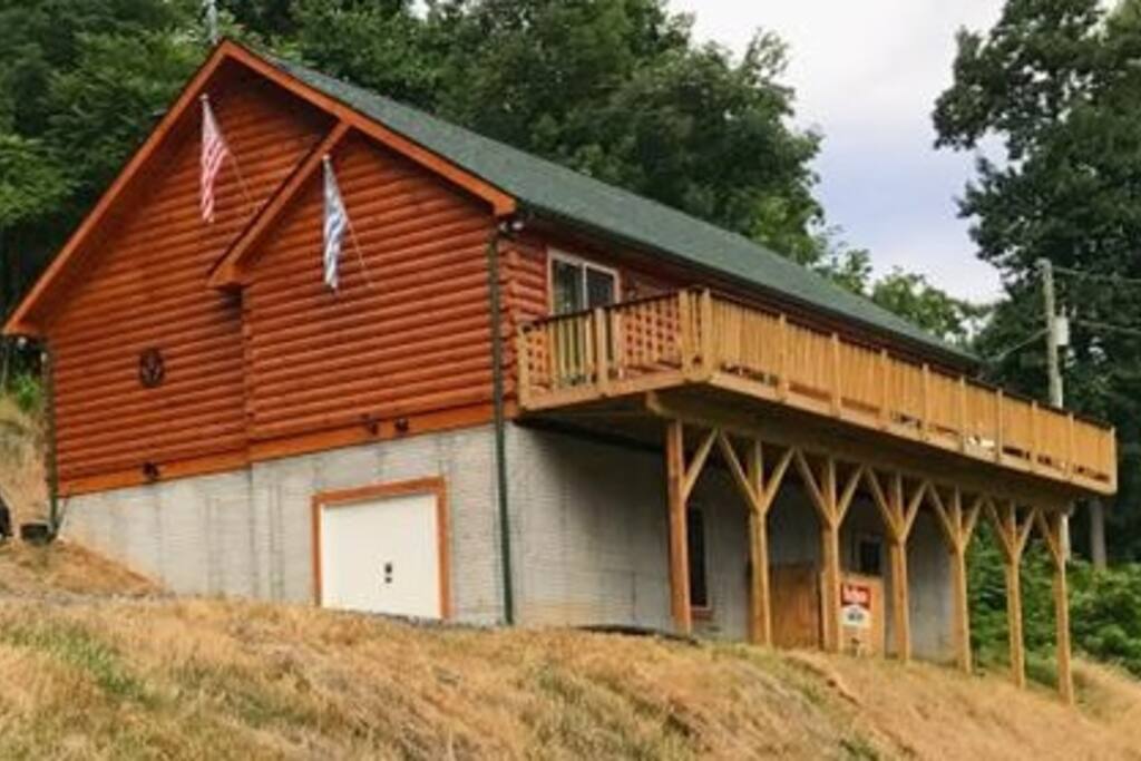 All Log - sleeps six with hot tub