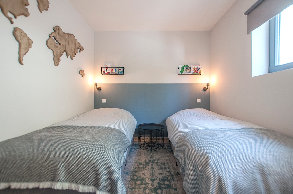 Bedroom with 2 single beds, there is also a closet in this room