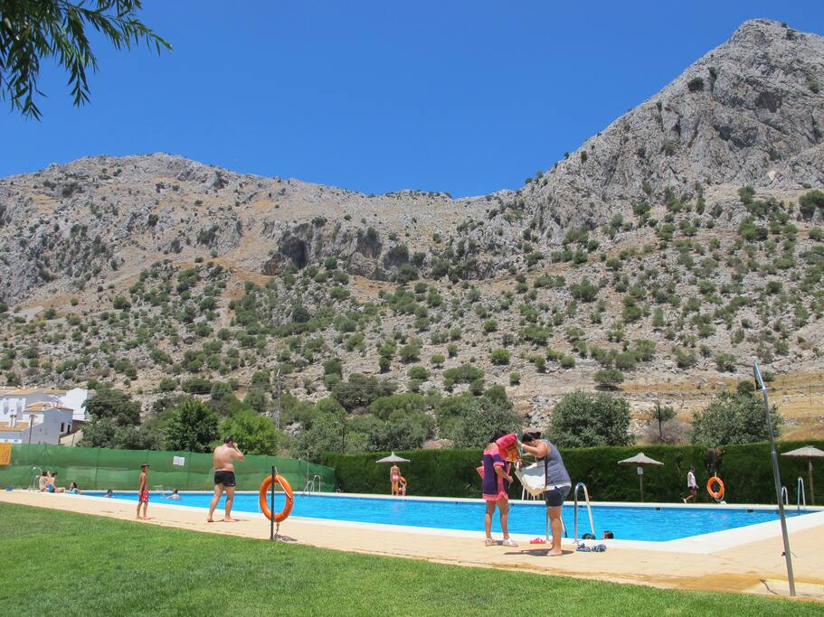 Vista de la piscina municipal a 5 minutos andando. Abre a finales de Junio y cierra en Septiembre. Precio adulto 2,50 € niños 1,50 €.Consultar subidas.
