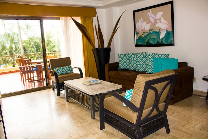 Two Bedroom Condo In Beach Front Resort - ヌエボ・バジャルタ