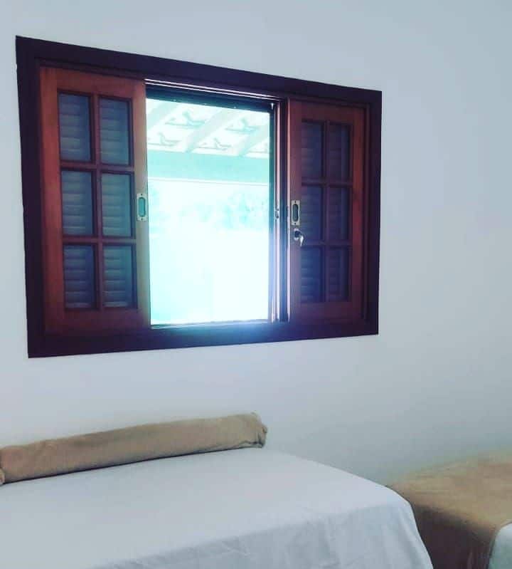 חדר שינה 2 עם שלוש מיטות ומאוורר תקרה. 