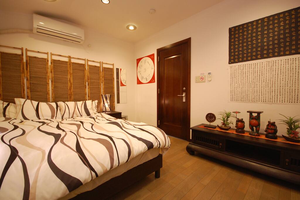 Bedroom with one double-sized beds (private room)