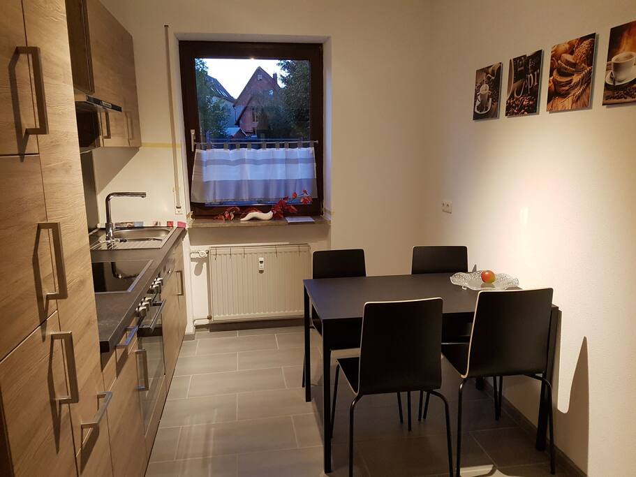 Komplett renovierte Küche mit Wasserkocher, Kaffeemaschine, Geschirr usw