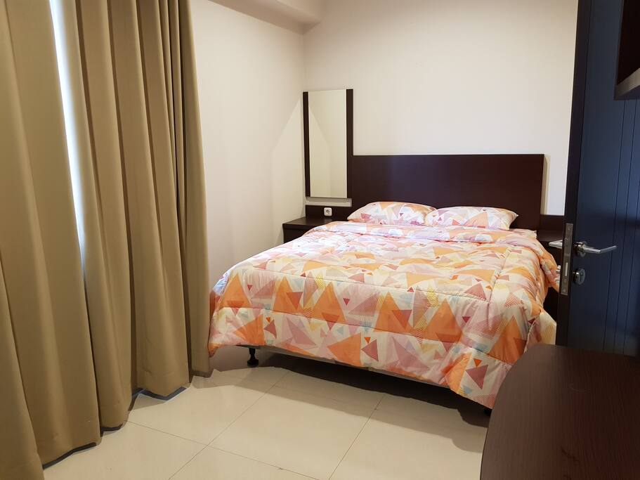 Kamar 2 - Lantai 2
Room 2 - Second Floor
Queen Bed, Bedcover, Sprei, Handuk, Bantal & Guling (Towel, Pillow & Bolsters)