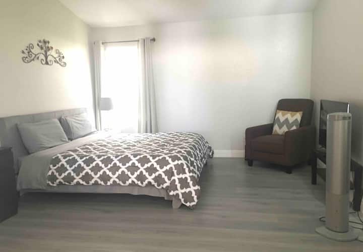 Chumba cha kulala cha kustarehesha na cha kustarehesha na runinga