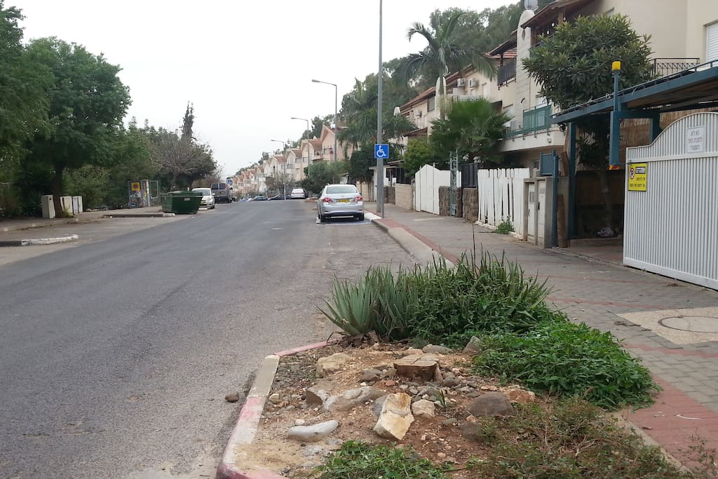 Haveradim St. + lots of Parking Spaces.
Hebrew ->
מבט מרחוב הוורדים + הרבה חנייה