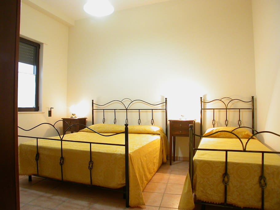 Camera da letto con letto matrimoniale e singolo