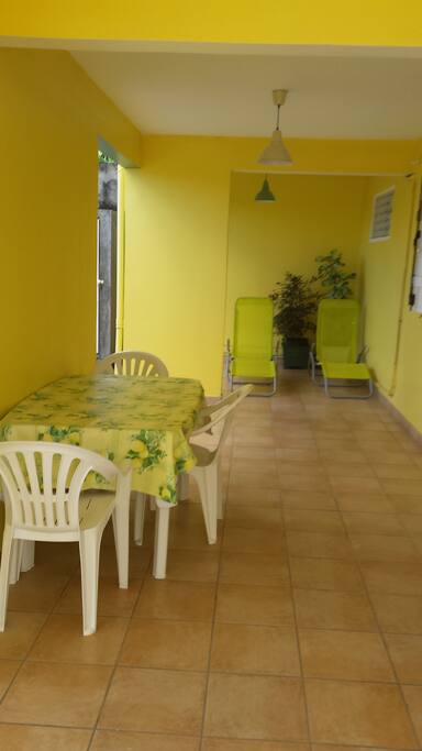 Grande terrasse pour profiter de l'extérieur autour d'un barbecue