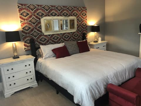 1906 Classic Retreat - Entire Apartment