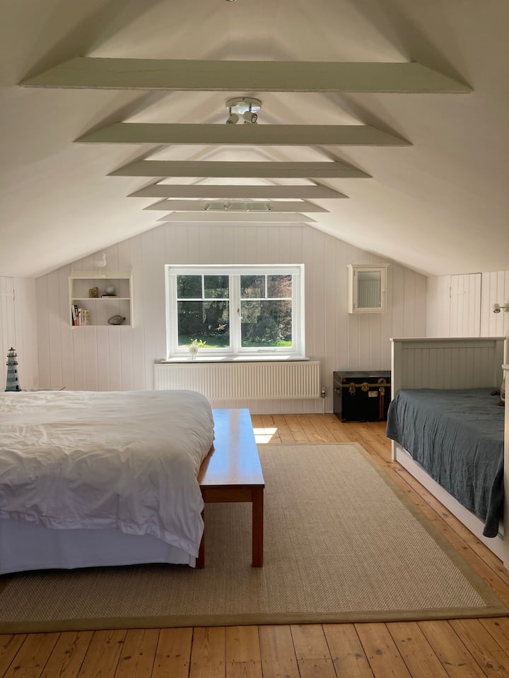 Голяма и светла спалня на горния етаж