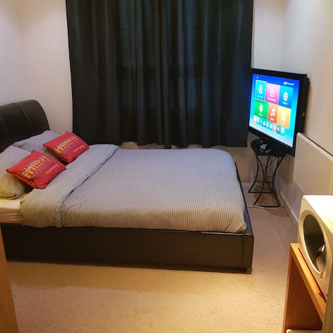 Cosy Room with Amenities in Leeds City Centre