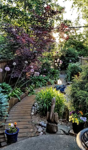 Charming Cozy Home In Leslieville.