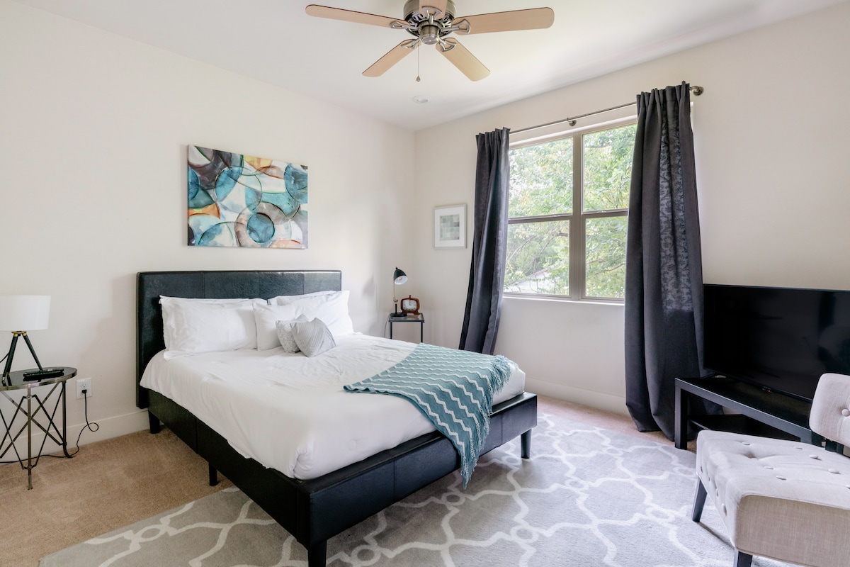 Inviting, Roomy Escape in Hip East Austin with a Garage Gym