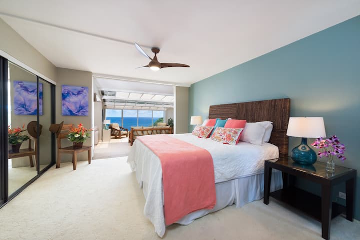 Chumba cha kulala cha Master hufungua kwa Atrium na chaguo la mlango wa kufunga kwa faragha.