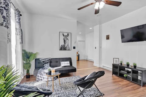 Ppl center near! Secure parking lot 2nd flr unit