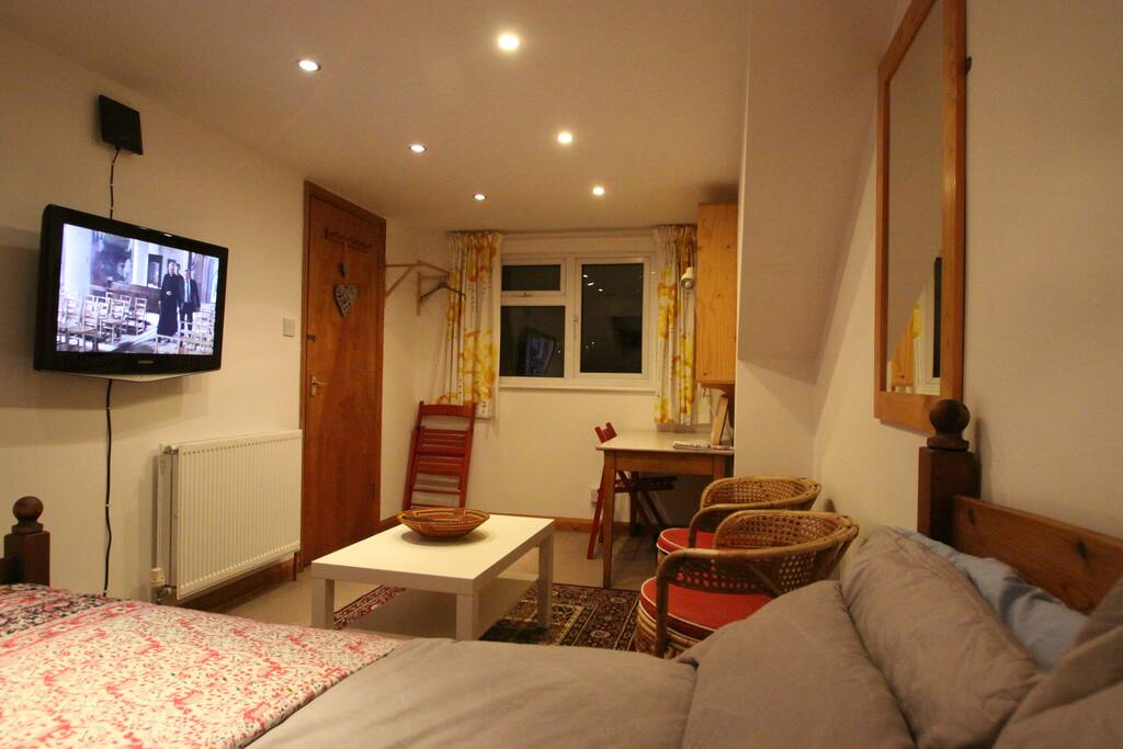 Spacious room with TV and desk