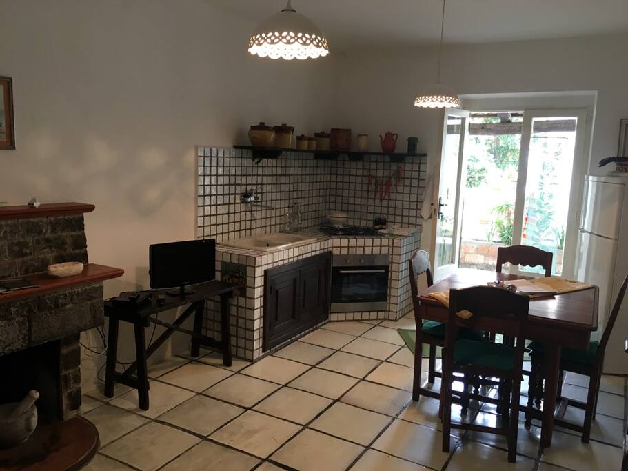 Soggiorno con angolo cottura e ingresso
