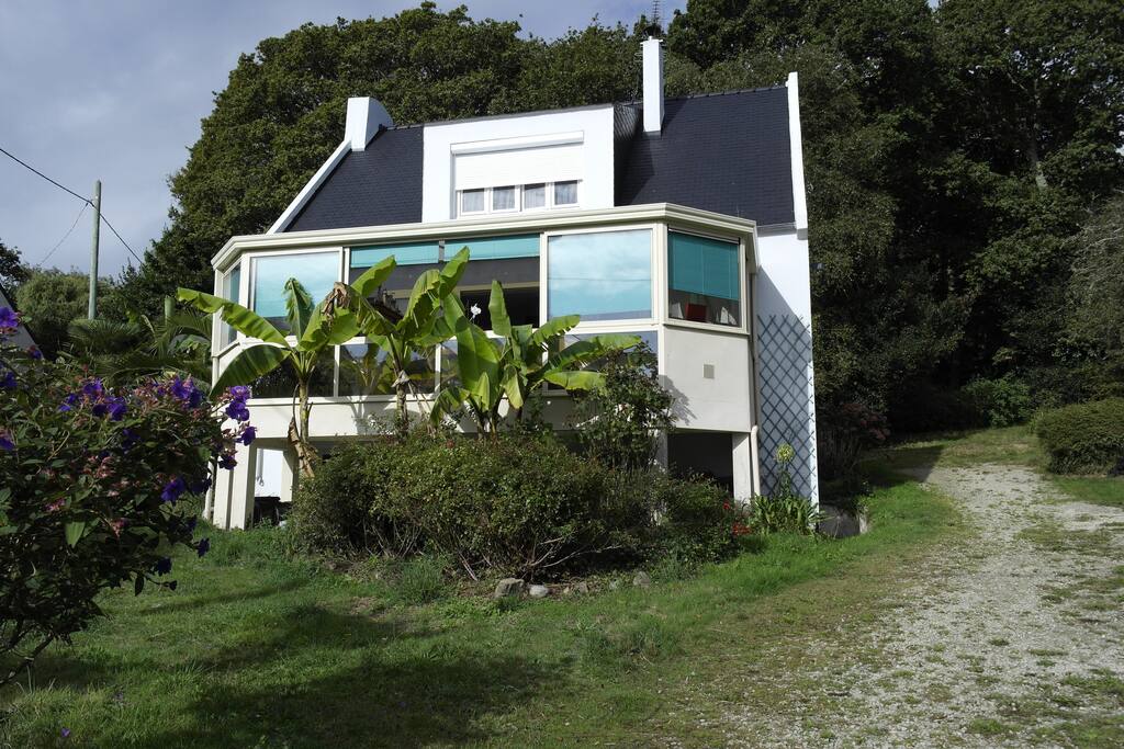 La maison avec sa véranda et les bananiers