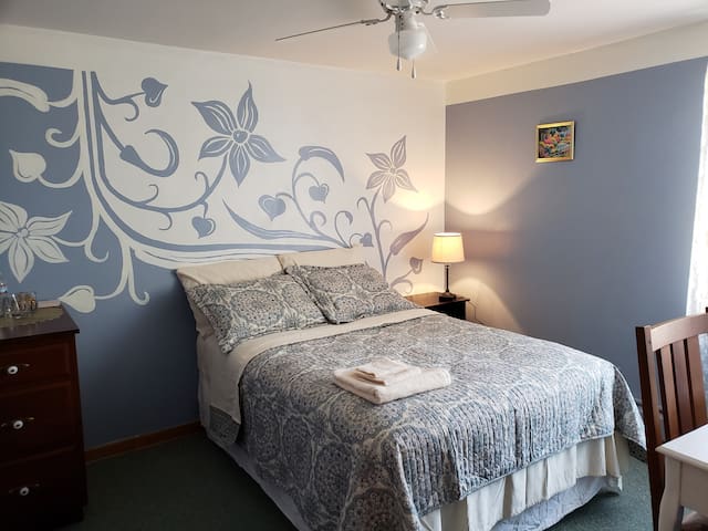 Private, comfortable, cozy bedroom in Chicago