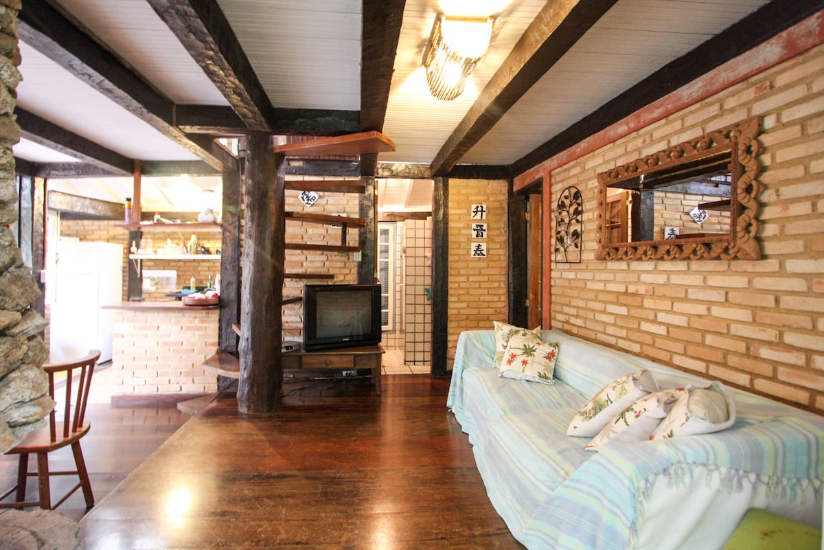 Obývačka: gauč s televízorom