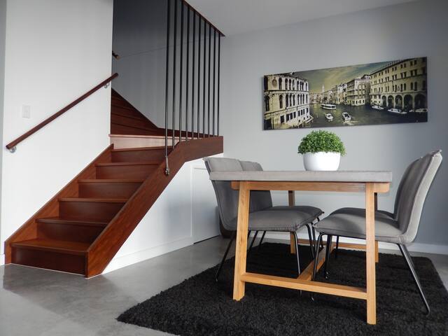 Modern 3 bed luxury. Close to everything gallery image 5