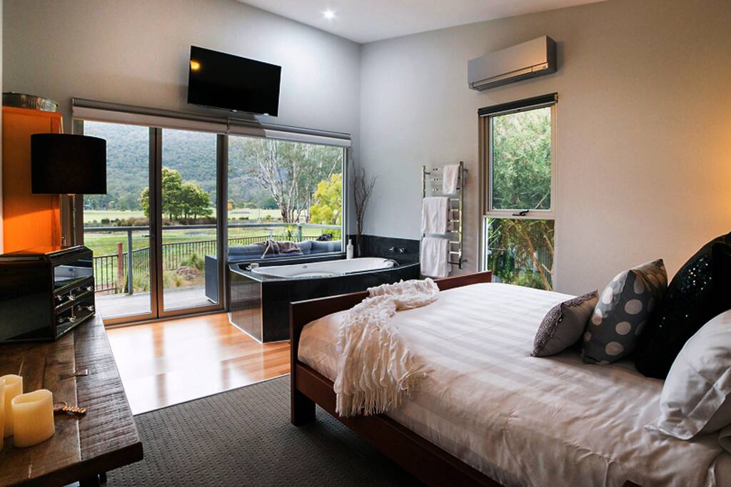 King bed, huge oval spa, infared sauna - all with million dollar views