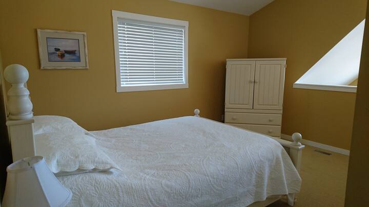 Dormitorio principal en el loft con una cama tamaño queen. 