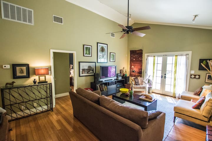 Დიდი დენი crate და ბარელზე დედოფალი კაბინა დივანი და 42" HD ტელევიზორი. კომფორტული!