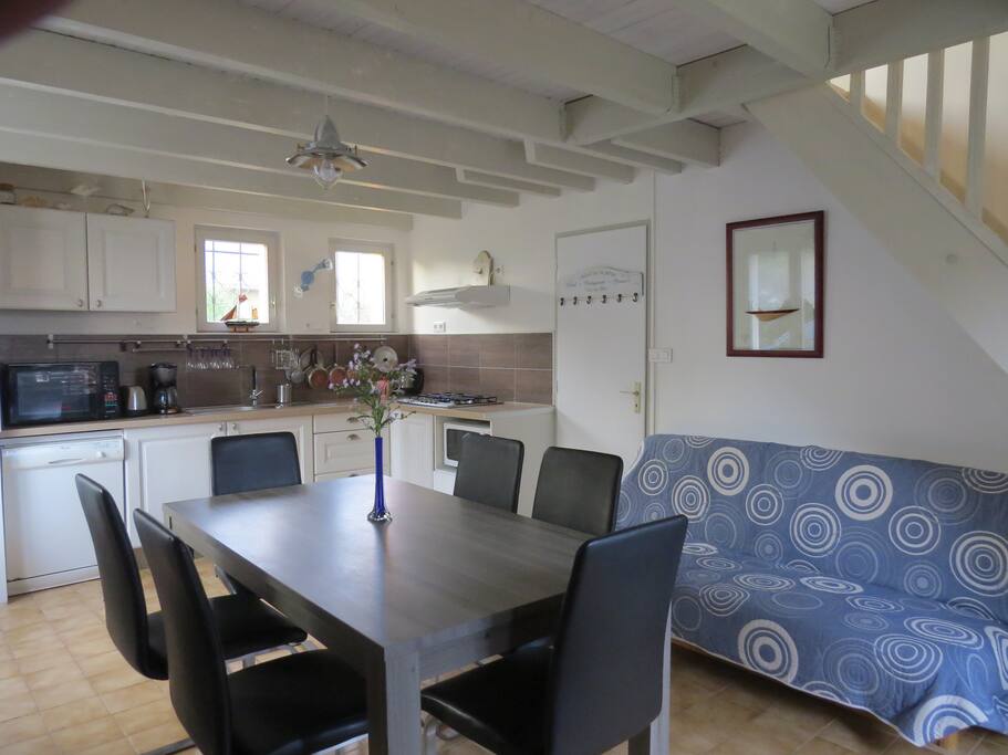 Séjour, cuisine aménagée équipée, canapé, TV
