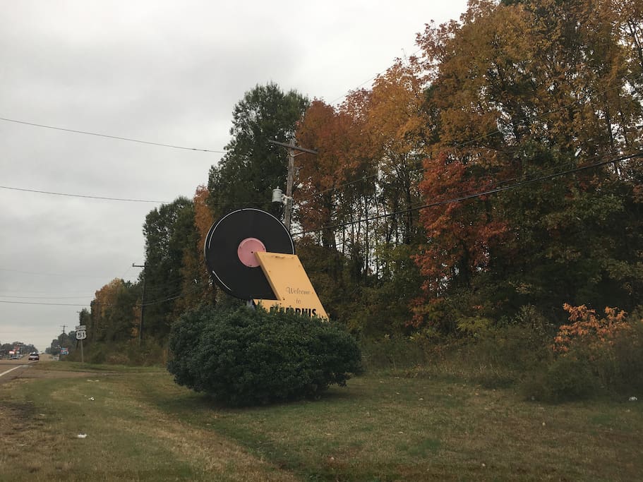 "Welcome to Memphis" sign, Hwy 55 NB. Yes, it's a vinyl 33rpm record!
Can't you hear Chuck Berry's 1957, "Memphis, Tennessee" spinning 'round and 'round?
