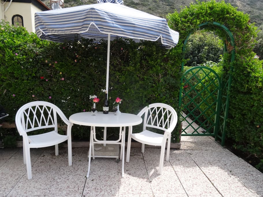 Outdoor-dining or drinks on the patio/garden