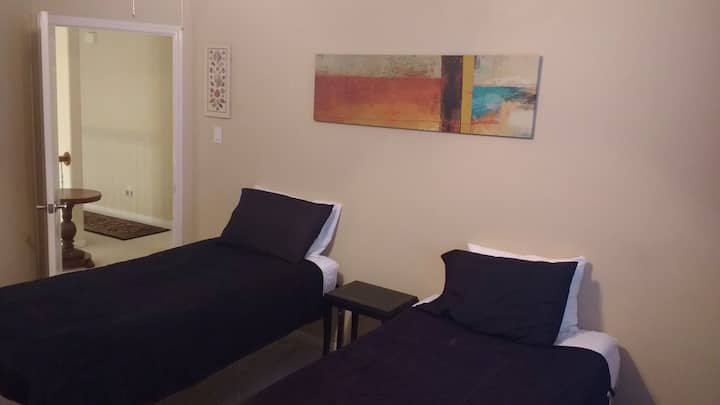 这间卧室配备了睡眠选择！ 这两张单人床也可以变成一张单人床，也可以拉在一起，做成第二张加大双人床