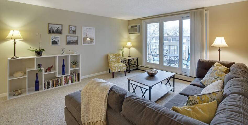 1 Bed Spacious Private Apartment in Minneapolis