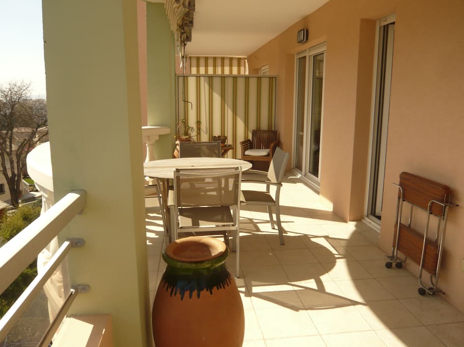 Terrasse vue côté droite.
