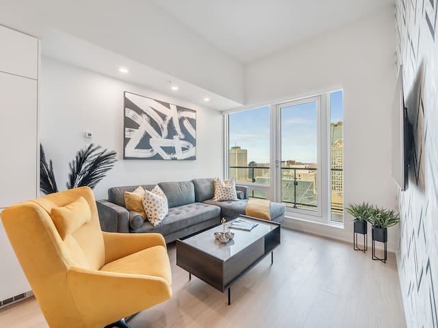 Stylish 2Br + Study Condo – River View