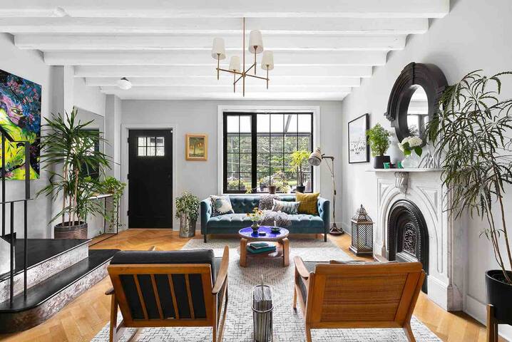 Park-side Single family townhouse with parking. gallery image 2